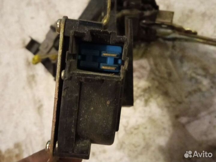 Замок двери передней правой Hyundai Accent