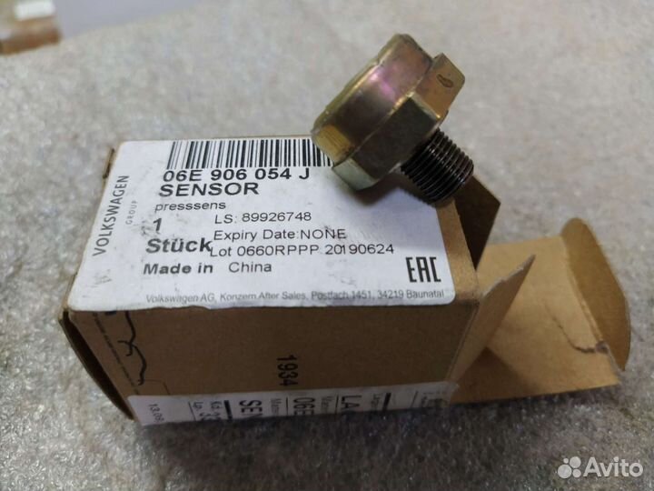 Датчик давления масла Audi Q7 4m. Номер: 06E906054