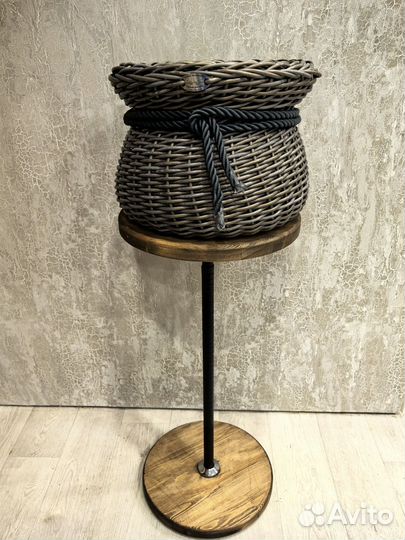 Стол для плетения из ротанга
