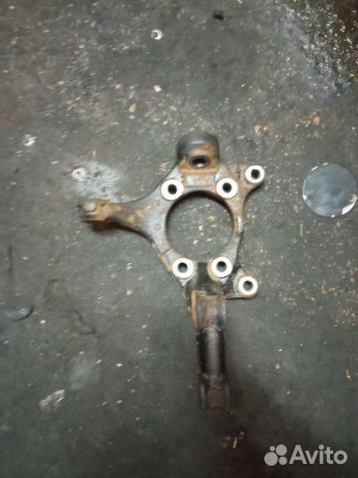 Кулак поворотный правый Toyota rav 4