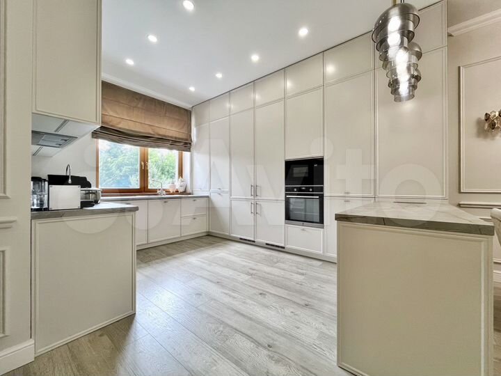 Коттедж 221 м² на участке 4 сот.