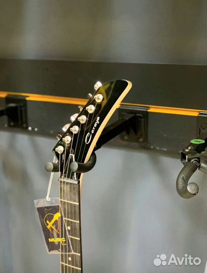 Электрогитара новая дефект скол