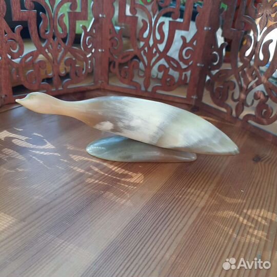 Фигурка из коровьего рога Утка