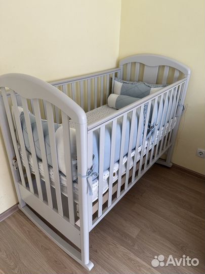 Детская кроватка с маятником с комодом