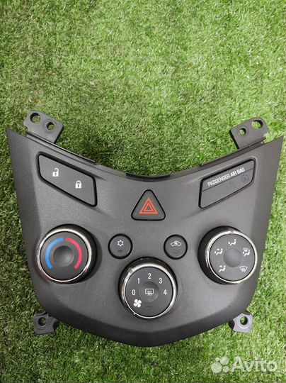 Панель управления отопителя Chevrolet Aveo T300 2