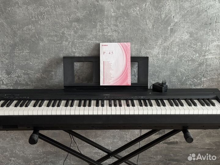 Цифровое пианино Yamaha P-45 + стойка, чехол Отлич