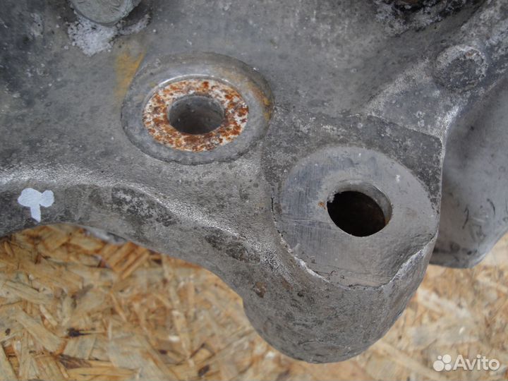 Кулак поворотный правый BMW E39 V-4.4