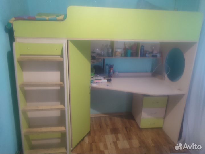 Детская кровать со столом и шкафом