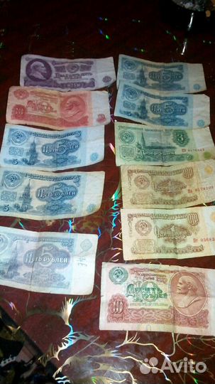 Банкноты монеты значки