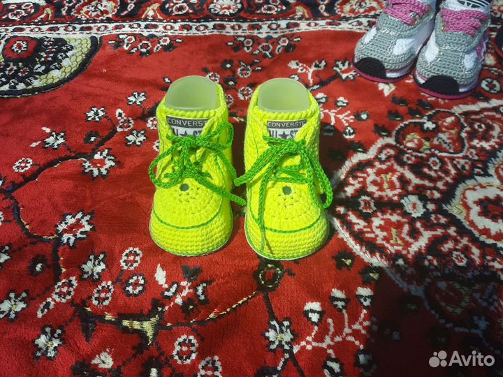 Вязаные пинетки кеды