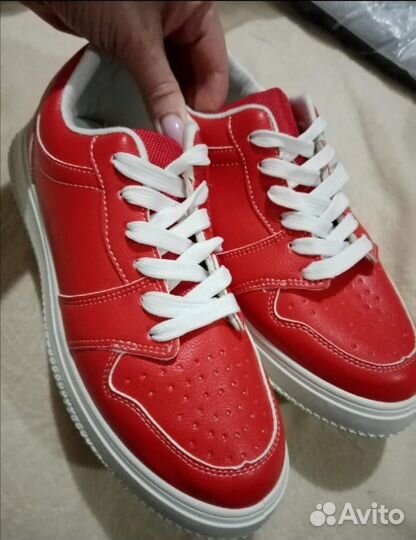 Кроссовки новые р.38,5