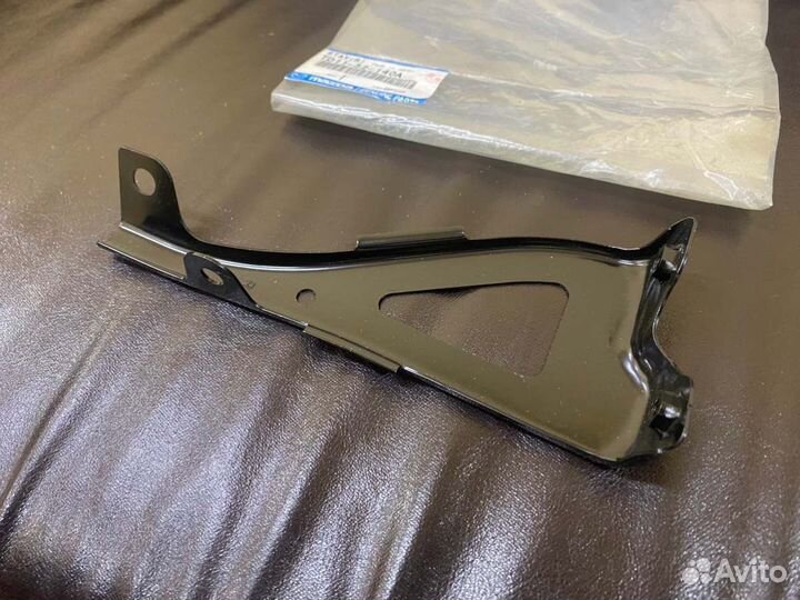 Кронштейн крепления правого крыла Mazda cx-9