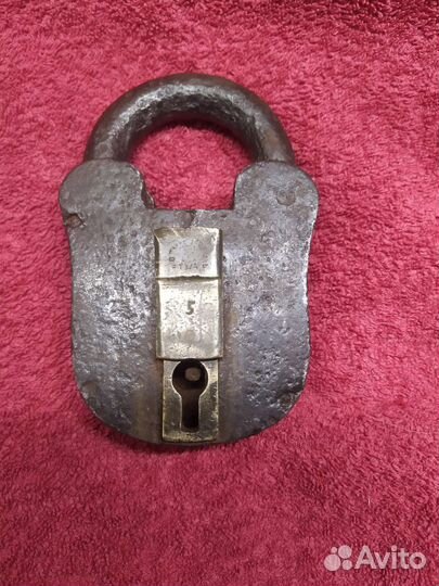 Навесной замок старинный