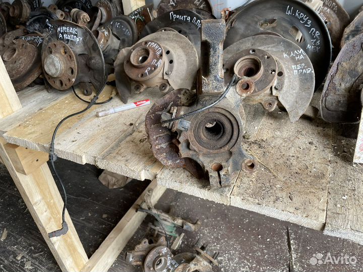 Поворотный кулак левый Chevrolet Lacetti