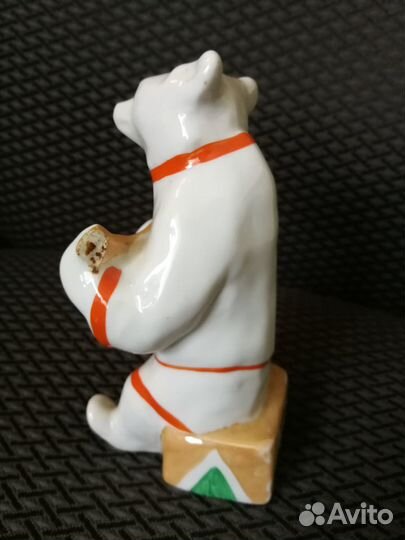 Фарфоровая статуэтка 