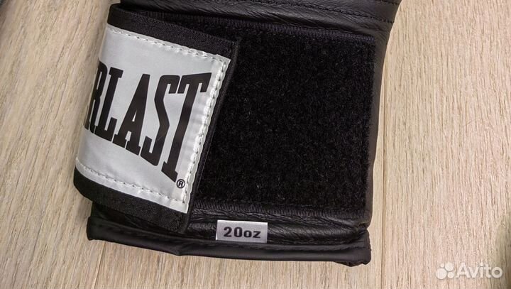 Боксерские перчатки Everlast 20oz