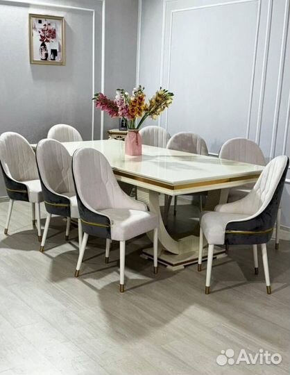 Стол и стулья в гостиную. В наличии