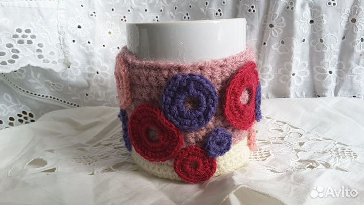 Чашка в вязанном декоративном чехле