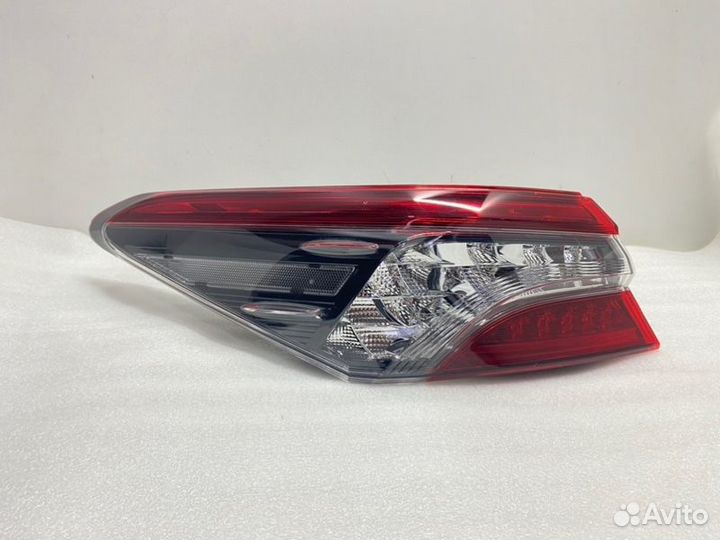 Фонарь наружный задний левый Toyota Camry V70/V75