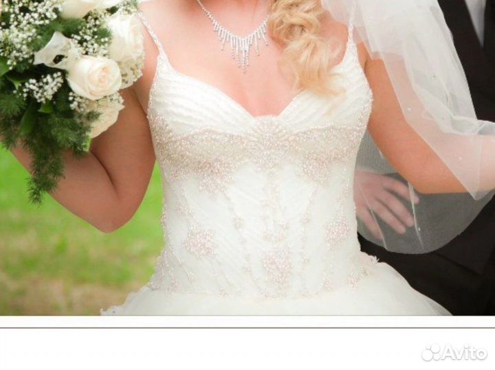 Шикарное свадебное платье с шлейфом