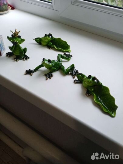 Статуэтка лягушек