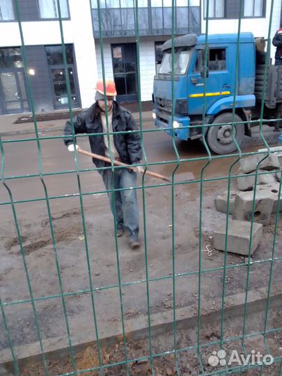 Рабочие на копку. Благоустройство участка