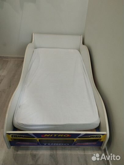 Детская кровать машинка с матрасом бу