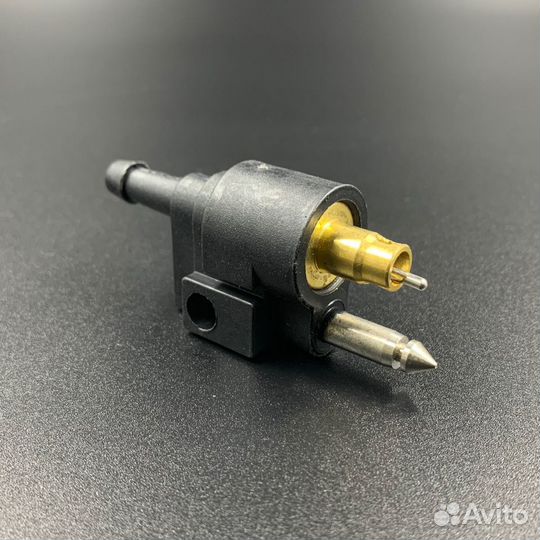 Коннектор топливный Yamaha 4-90, F4-70 (из мотора)