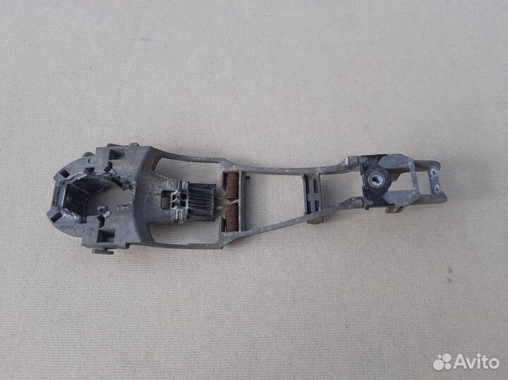 Кронштейн передней левой ручки Skoda Octavia A4