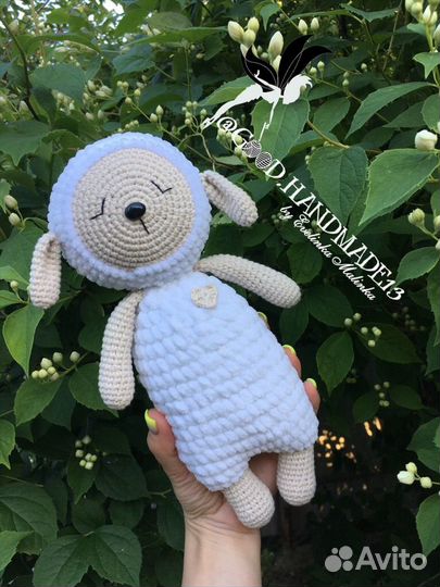 Вязаная игрушка овечка-сплюшка