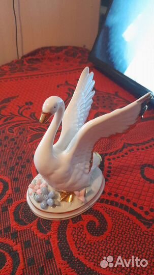 Лебедь статуэтка