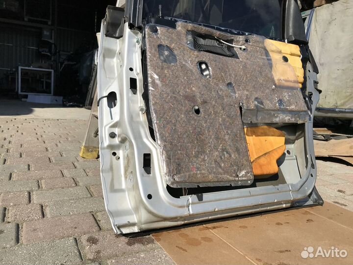 Дверь задняя правая на Audi 100 A6 C4 серебристая