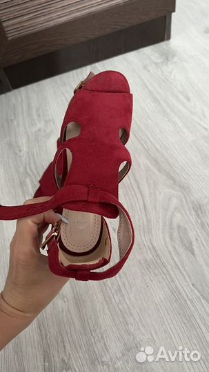 Босоножки на каблуке