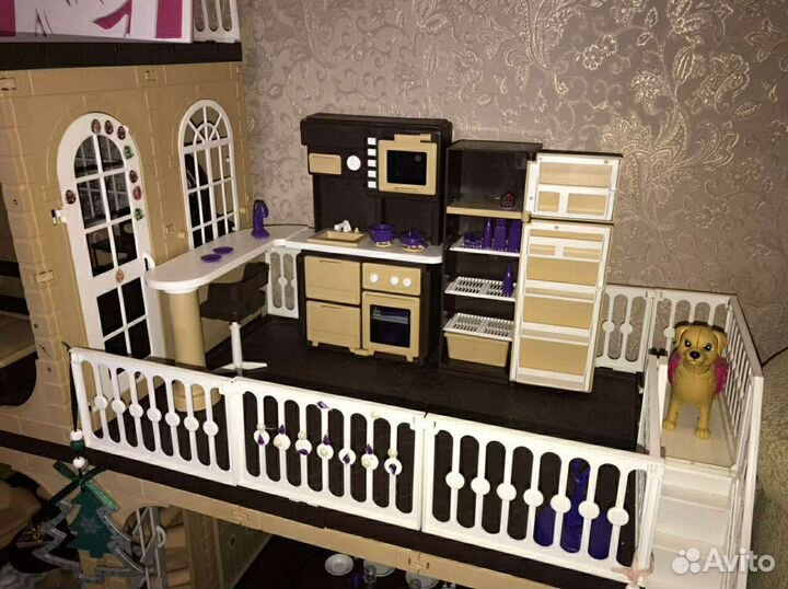 Кукольный домик с мебелью