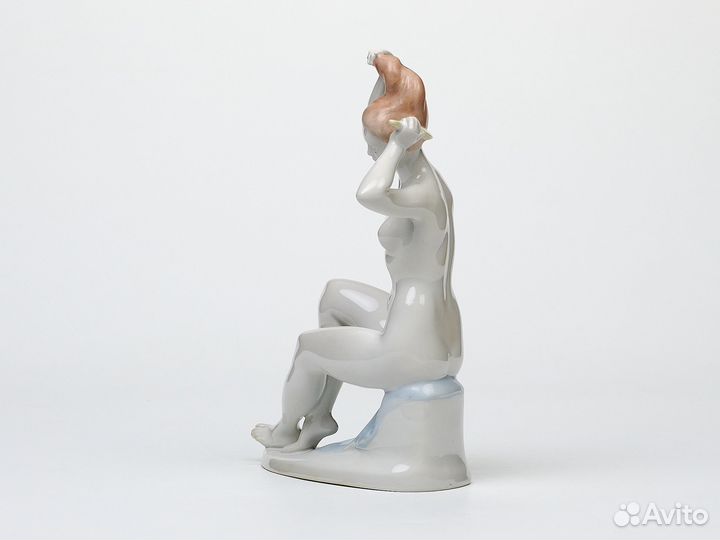 Девушка с гребнем статуэтка