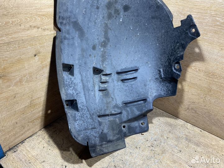 Подкрылок передний левый Mercedes W211 1704378