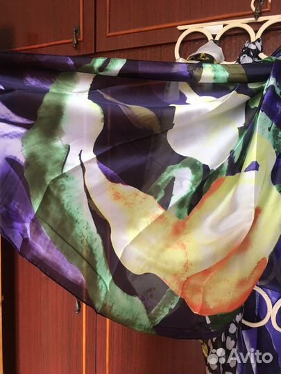 Яркий платок, шарф, парео на лето