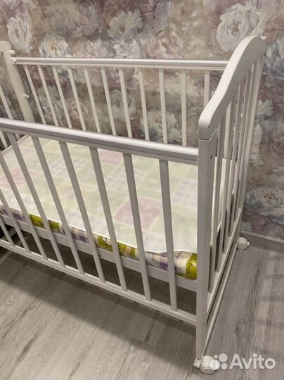 Кроватка детская с маятником и матрасом