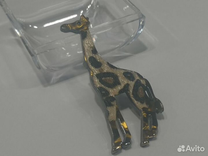 Брошь пластик жираф