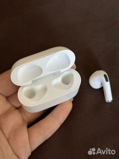 Левый наушник AirPods 3 и кейс