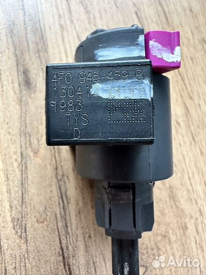 Датчик тормоза лягушка Audi 4f0945459b