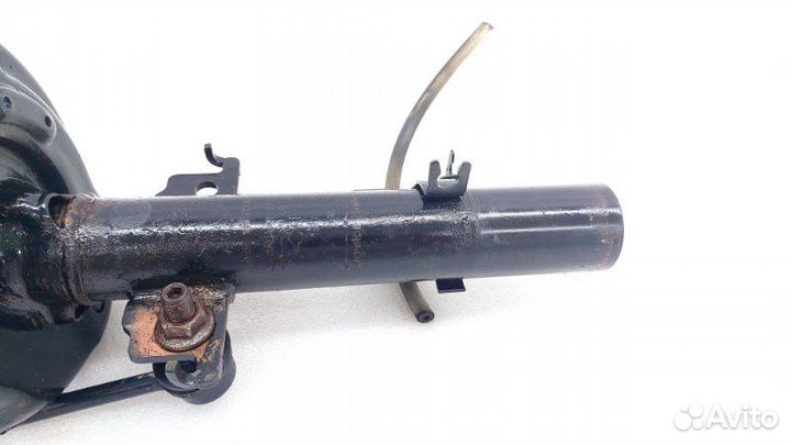 Амортизатор подвески передний правый Nissan