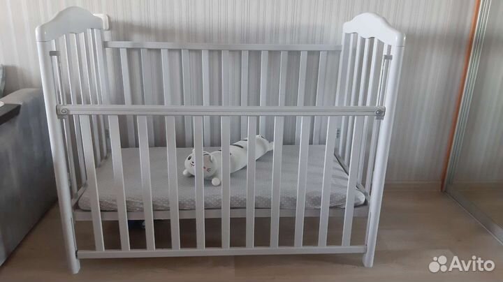 Детская кроватка с маятником