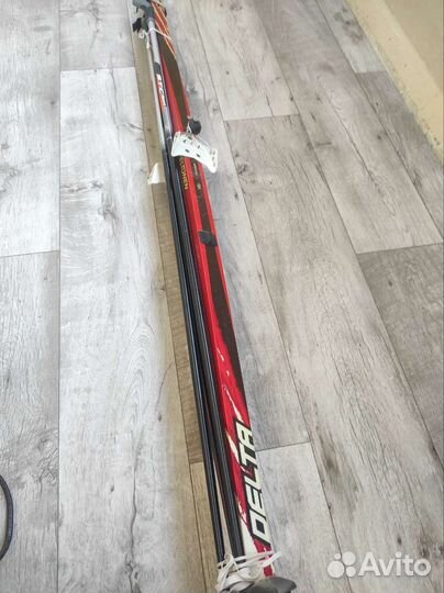 Лыжи с палками и ботинками