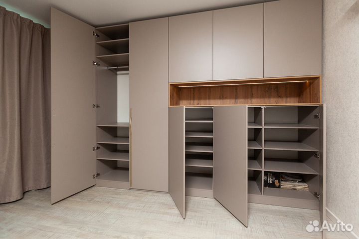 Шкаф с распашными дверьми в пол