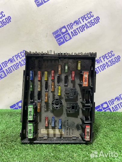 Блок предохранителей под капот Volkswagen Tiguan