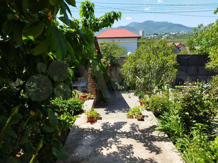 Дом 240 м² на участке 4 сот.