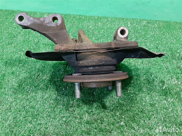 Кулак передний правый Mitsubishi Carisma 2003