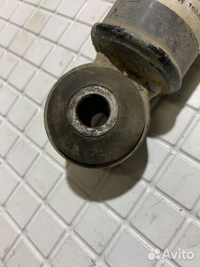 Амортизатор задний левый Cadillac Escalade 3