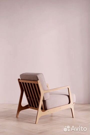 Кресло с деревянными ножками